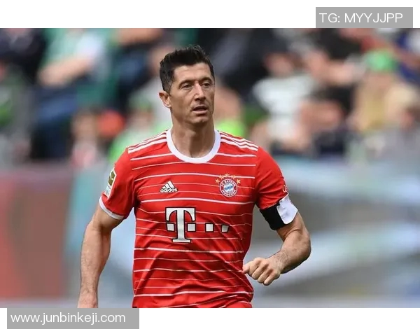 莱万回归安联球场引发拜仁球迷愤怒声讨:背叛与忘恩负义的对决